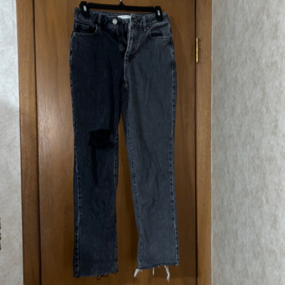 Cute PacSun size 23 Holey on one knee Black Mom Jeans